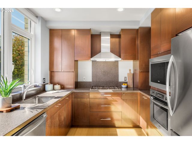 1920 S RIVER Dr 202, Portland, OR 97201