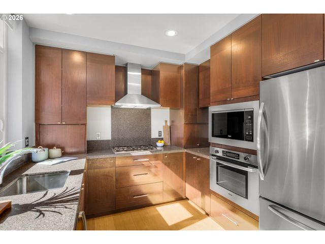 1920 S RIVER Dr 202, Portland, OR 97201