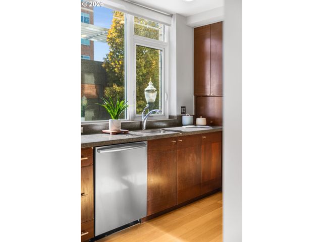 1920 S RIVER Dr 202, Portland, OR 97201