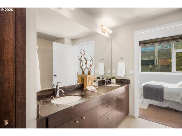 1920 S RIVER Dr 202, Portland, OR 97201
