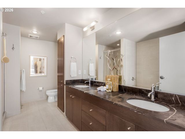 1920 S RIVER Dr 202, Portland, OR 97201