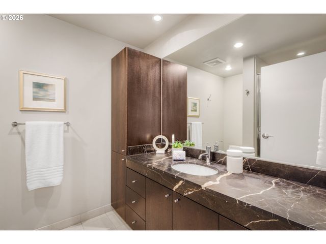 1920 S RIVER Dr 202, Portland, OR 97201