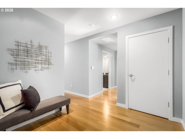 1920 S RIVER Dr 202, Portland, OR 97201