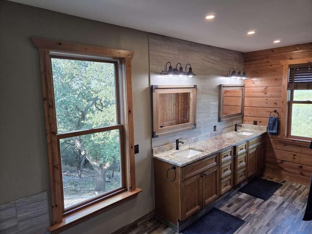 1039 Coventry RD, Spicewood, TX 78669