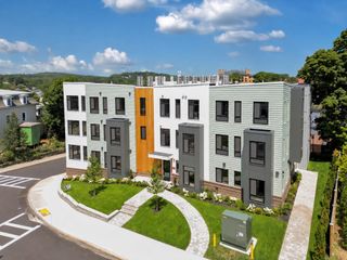 34 Oak Street 101, Boston, MA 02136