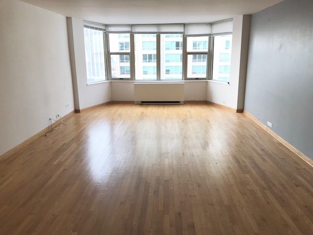 525 W Hawthorne Place 2706, Chicago, IL 60657