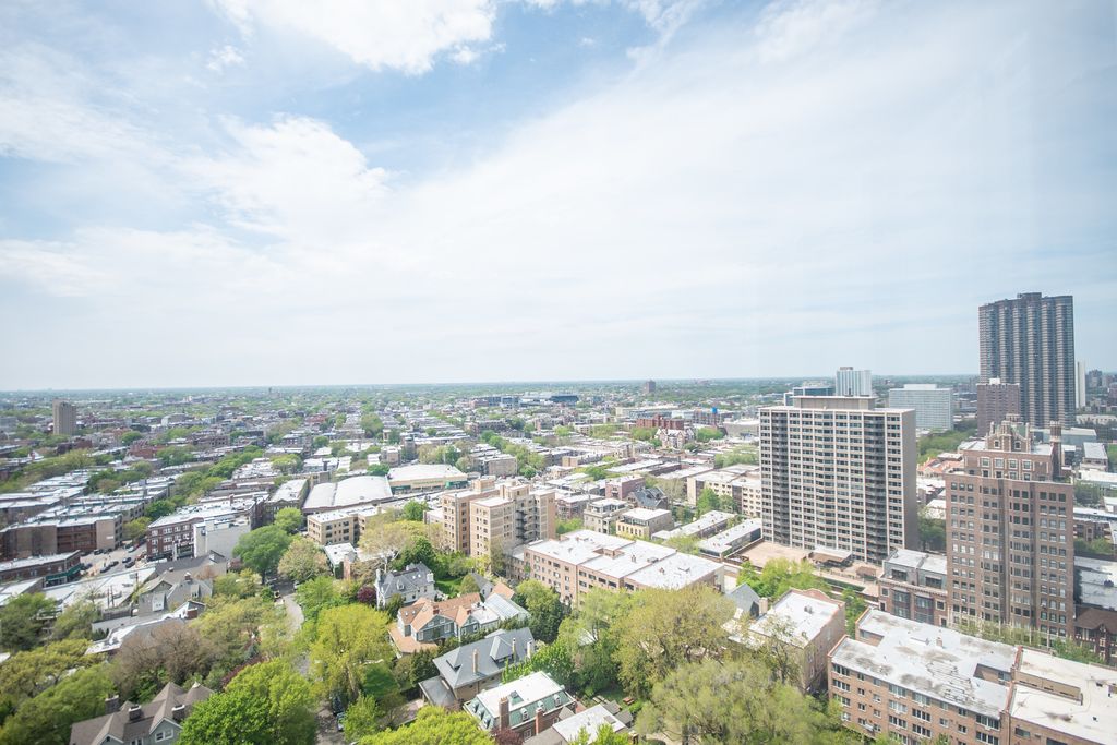 Image 2 of property listing at 525 W Hawthorne Place 2706, Chicago, IL 60657