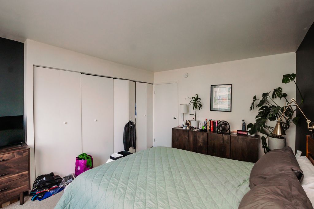 Image 11 of property listing at 525 W Hawthorne Place 2706, Chicago, IL 60657