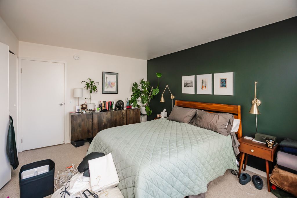 Image 12 of property listing at 525 W Hawthorne Place 2706, Chicago, IL 60657