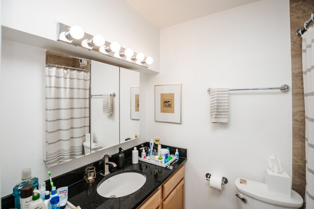 Image 13 of property listing at 525 W Hawthorne Place 2706, Chicago, IL 60657