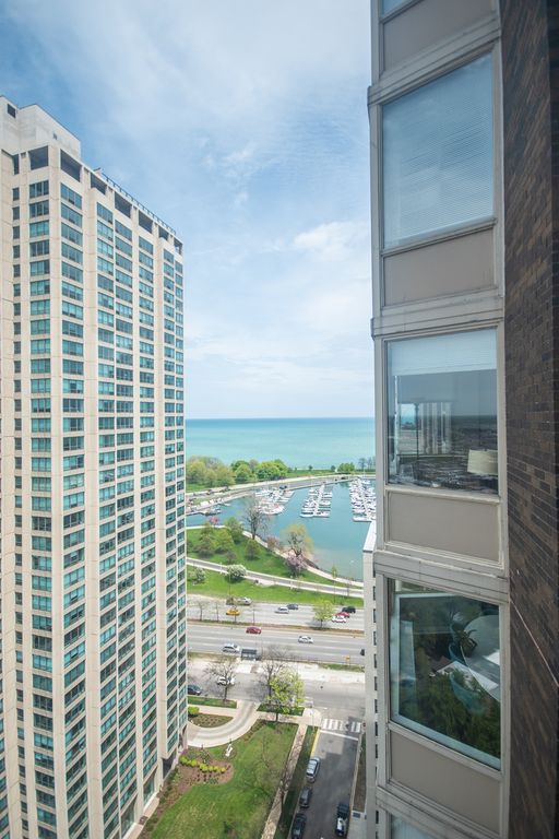 Image 14 of property listing at 525 W Hawthorne Place 2706, Chicago, IL 60657