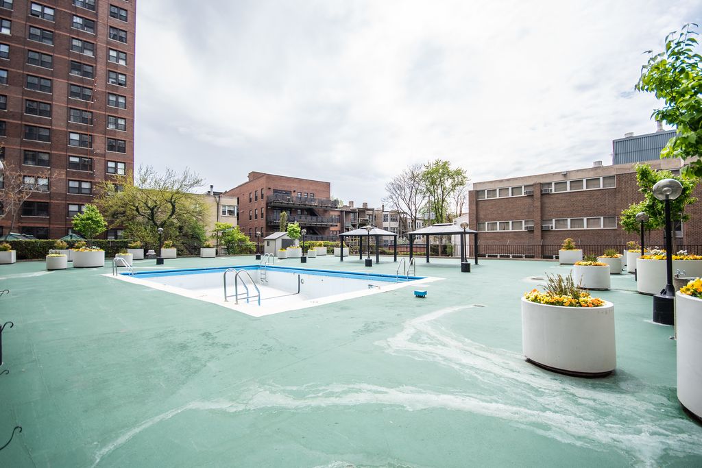 Image 17 of property listing at 525 W Hawthorne Place 2706, Chicago, IL 60657