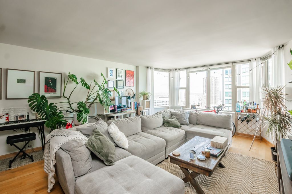 Image 3 of property listing at 525 W Hawthorne Place 2706, Chicago, IL 60657