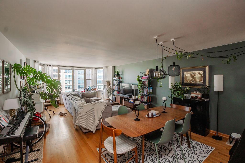 Image 4 of property listing at 525 W Hawthorne Place 2706, Chicago, IL 60657