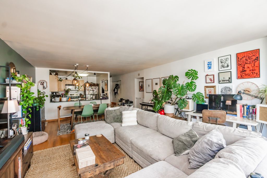 Image 6 of property listing at 525 W Hawthorne Place 2706, Chicago, IL 60657