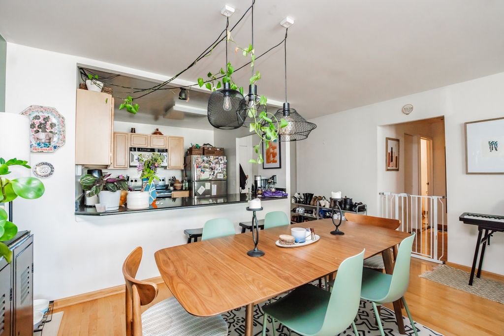 Image 7 of property listing at 525 W Hawthorne Place 2706, Chicago, IL 60657