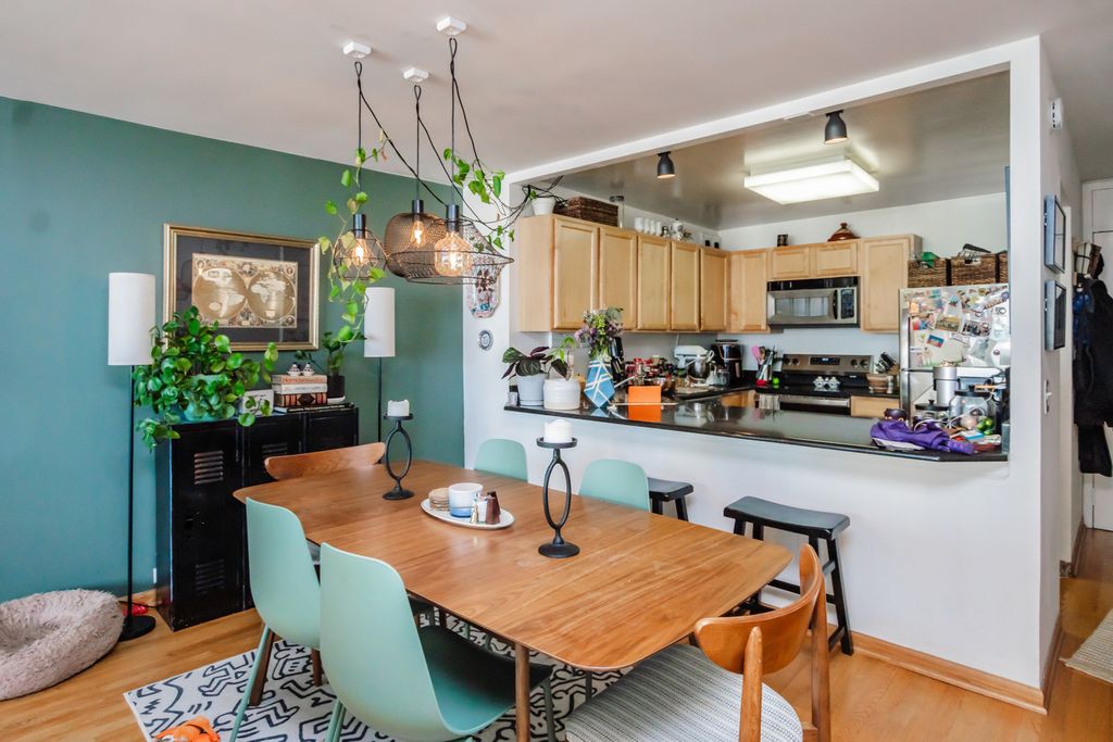 Image 8 of property listing at 525 W Hawthorne Place 2706, Chicago, IL 60657