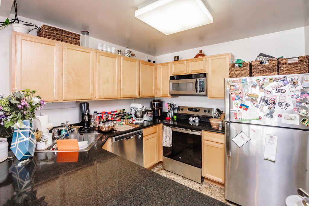 Image 10 of property listing at 525 W Hawthorne Place 2706, Chicago, IL 60657