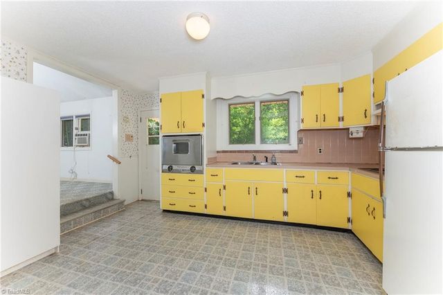3155 Briarcliffe Road, Winston-salem, NC 27106