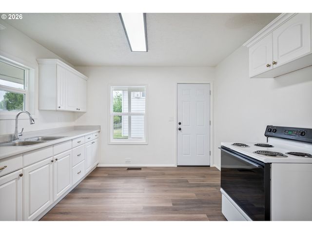 527 24TH Ave, Longview, WA 98632