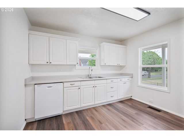 527 24TH Ave, Longview, WA 98632