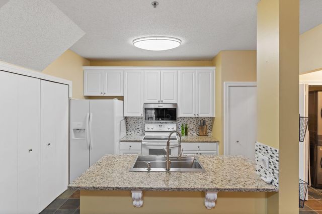 17918 Cobblestone Way, Eden Prairie, MN 55347