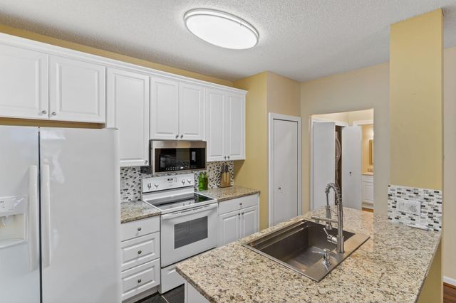 17918 Cobblestone Way, Eden Prairie, MN 55347