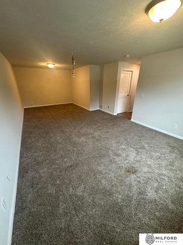 7762 N 87th Street, Omaha, NE 68122