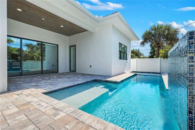 668 93rd AVE N, Naples, FL 34108