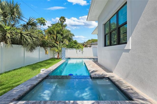 668 93rd AVE N, Naples, FL 34108