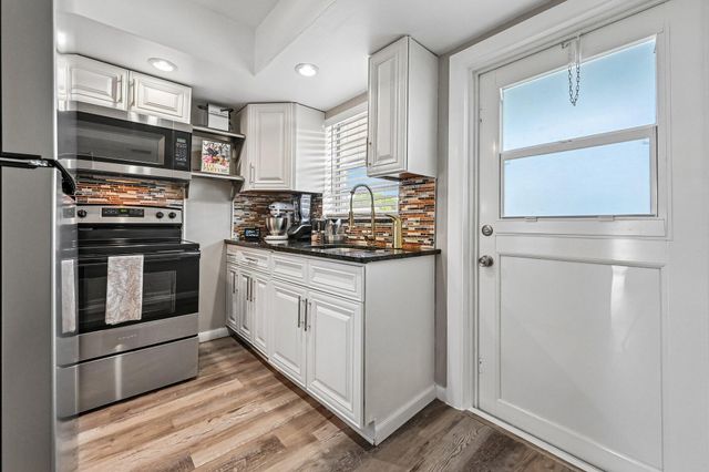 312 NE 17th Avenue 202, Boynton Beach, FL 33435