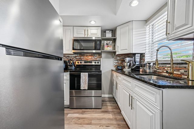 312 NE 17th Avenue 202, Boynton Beach, FL 33435