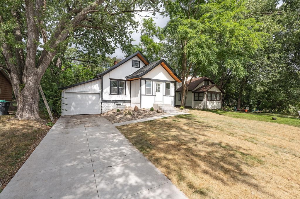 2715 17th Avenue E, North Saint Paul, MN 55109 — exterior