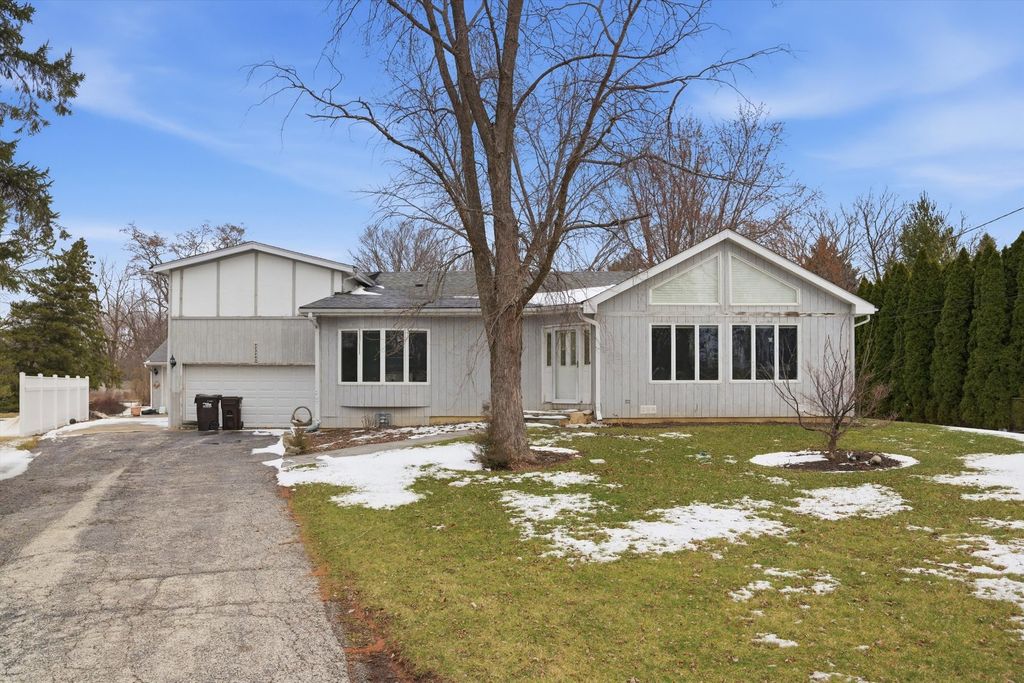 23203 N Prairie Lane, Lincolnshire, IL 60069