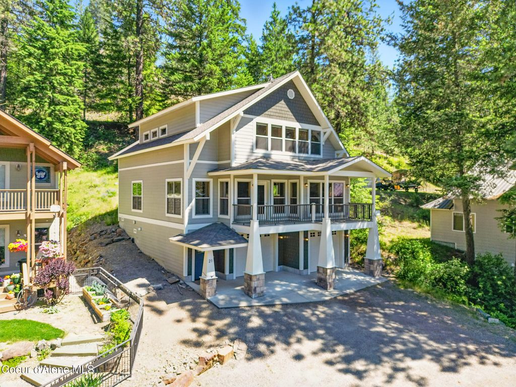 21 Midlake Dr, Sagle, ID 83860