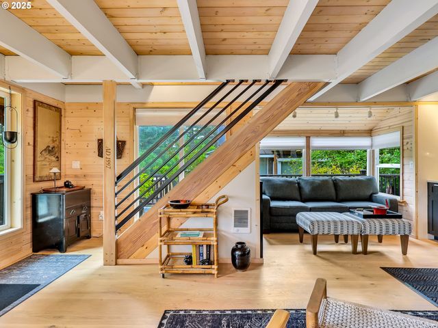 1631 S HEMLOCK St, Cannon Beach, OR 97110