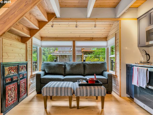 1631 S HEMLOCK St, Cannon Beach, OR 97110