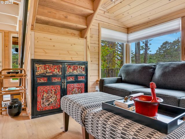1631 S HEMLOCK St, Cannon Beach, OR 97110