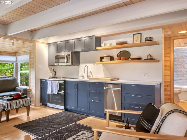 1631 S HEMLOCK St, Cannon Beach, OR 97110