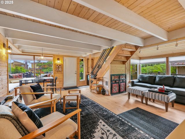 1631 S HEMLOCK St, Cannon Beach, OR 97110