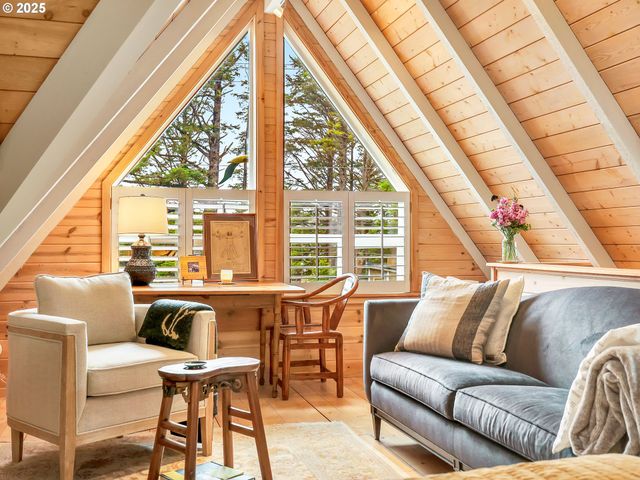 1631 S HEMLOCK St, Cannon Beach, OR 97110