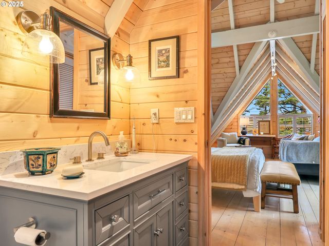 1631 S HEMLOCK St, Cannon Beach, OR 97110
