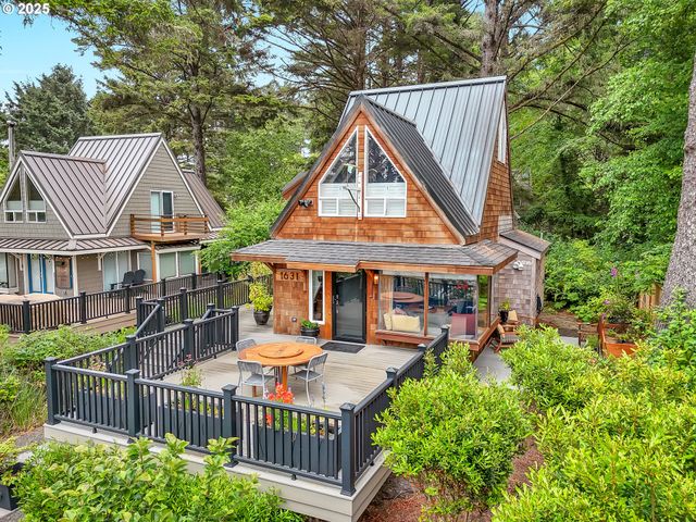 1631 S HEMLOCK St, Cannon Beach, OR 97110