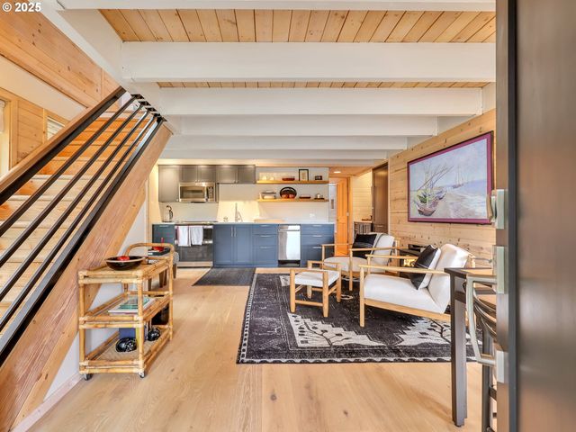 1631 S HEMLOCK St, Cannon Beach, OR 97110