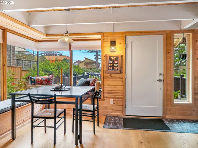 1631 S HEMLOCK St, Cannon Beach, OR 97110