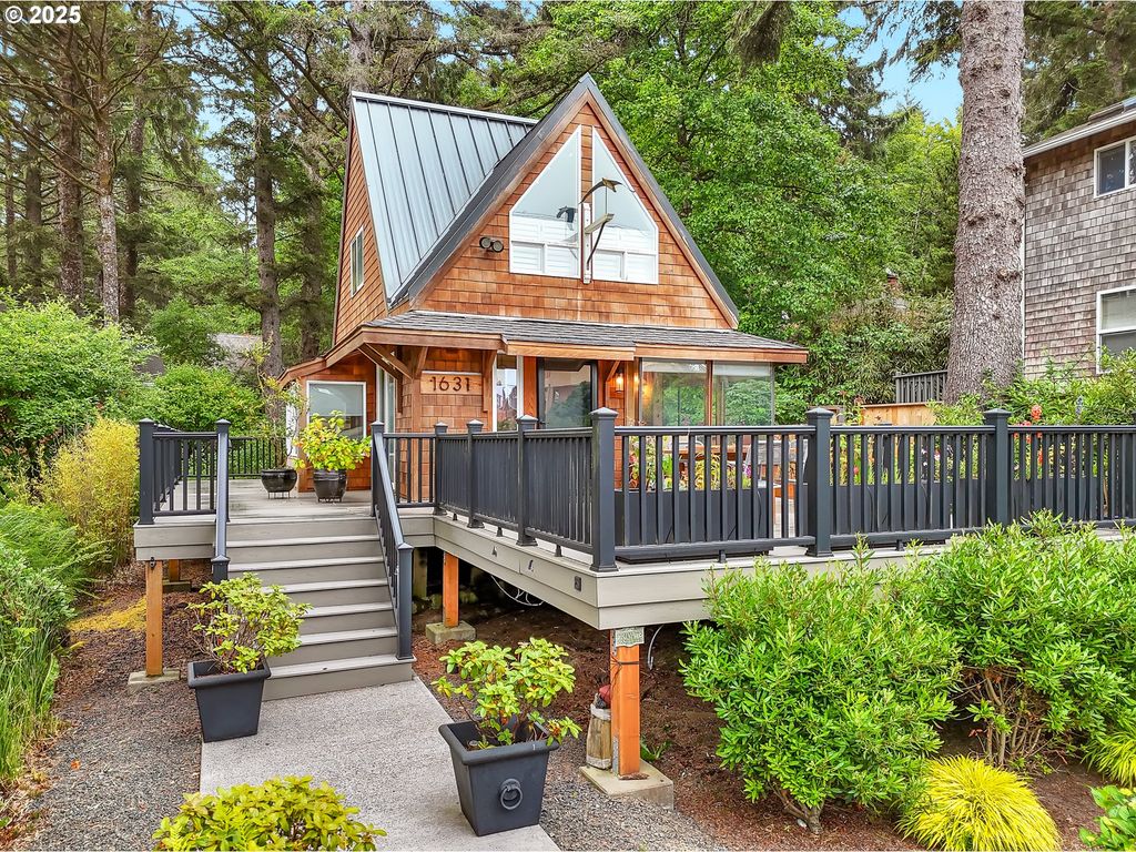 1631 S HEMLOCK St, Cannon Beach, OR 97110