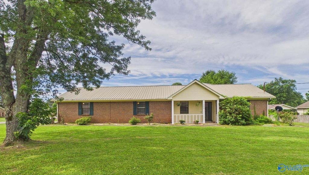 200 Silverwood Lane NE, Hazel Green, AL 35750