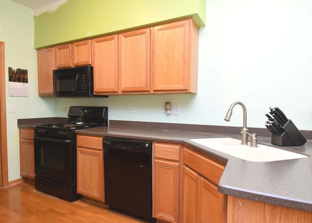206 W PARK Avenue D, Sugar Grove, IL 60554