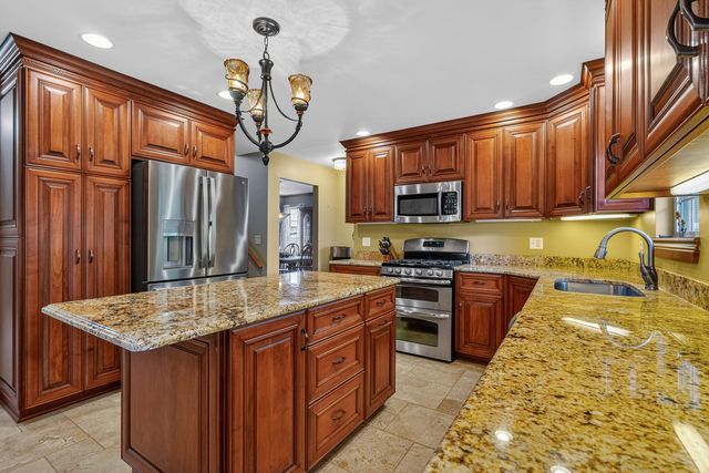 5205 Brookshire Estates Drive, Plainfield, IL 60586