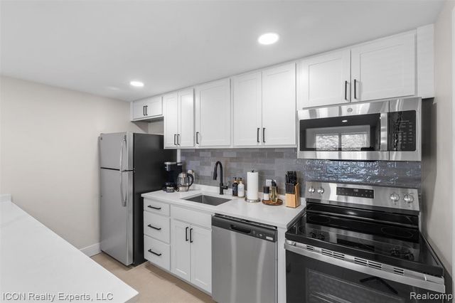 41299 Heathmore, Canton, MI 48187